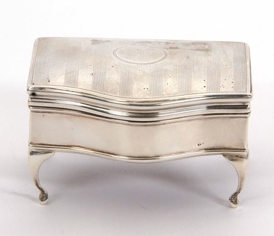 Lot 8 - A George V silver trinket/ring box having an...