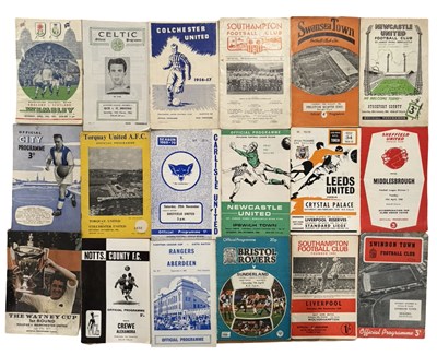 Lot 154 - A large collection of vintage football...