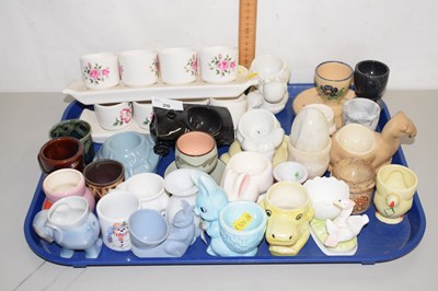 Lot 20 - A collection of various ceramic, glass and...