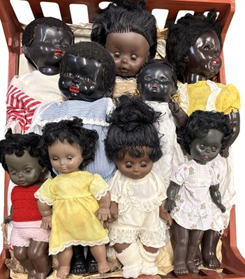Lot 472 - A mixed lot of various vintage dolls, to...
