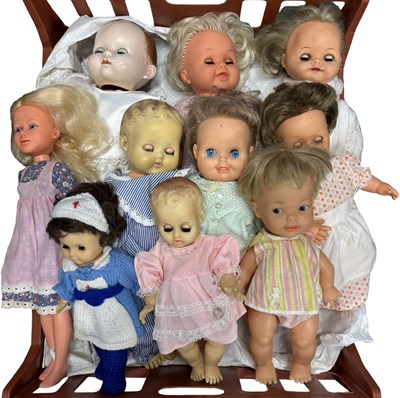 Lot 475 - A mixed lot of various vintage dolls, to...