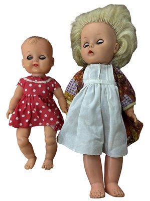 Lot 471 - A pair of vintage Roddy dolls