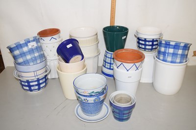 Lot 208 - A selection of various assorted jardinieres
