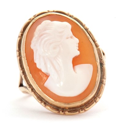 Lot 73 - A cameo ring, the oval shell cameo, in collet...