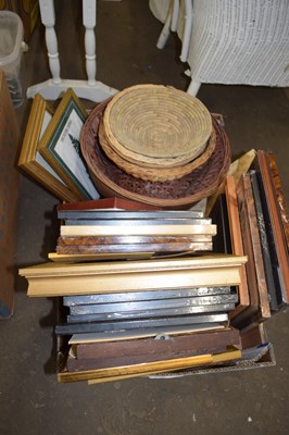 Lot 793 - ONE BOX MIXED PICTURE FRAMES, BASKETS ETC