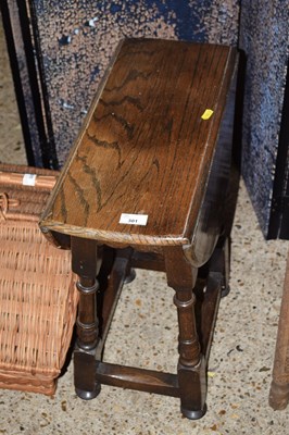 Lot 301 - An oak drop leaf lamp table
