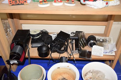 Lot 523 - A quantity of various camera accessories to...