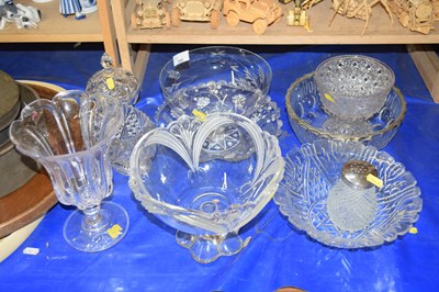 Lot 546 - Mixed Lot: Various glass bowls, centrepieces...