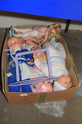 Lot 561 - Box of dolls