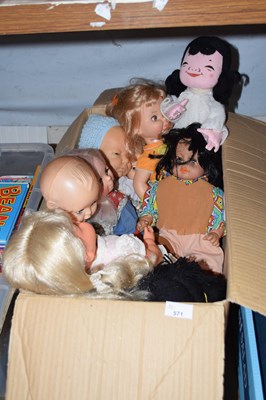 Lot 571 - A box of vintage dolls