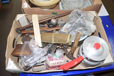 Lot 582 - Box of various assorted kitchen wares and...