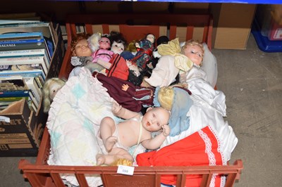 Lot 599 - Box of assorted dolls