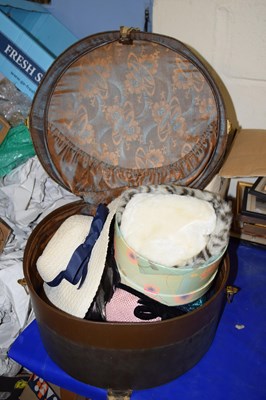 Lot 663 - Case of vintage hats