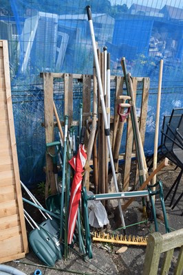 Lot 357 - Large mixed lot of assorted garden tools,...