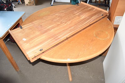 Lot 814 - Extending circular oak dining table