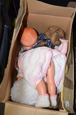 Lot 830 - Mixed box of various dolls