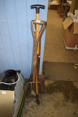 Lot 840 - MIXED LOT : TWO GARDEN FORKS, SPADE AND A...