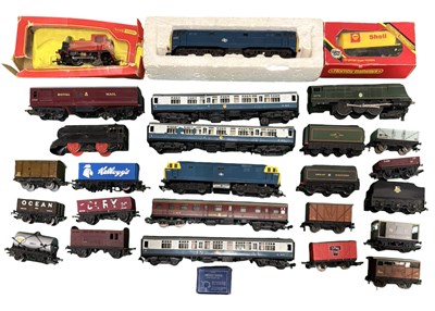 Lot 225 - A collection of various 00 gauge rolling stock...
