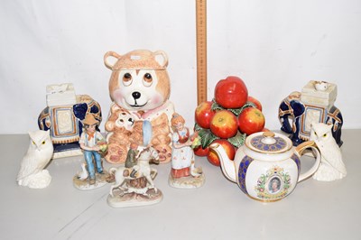 Lot 22 - A range of various modern ornaments, cookie...