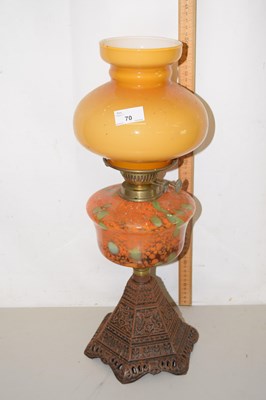 Lot 70 - Oil lamp with marbled glass font
