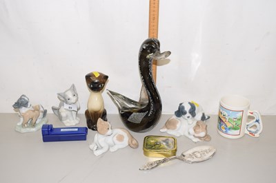 Lot 89 - A collection of various animal ornaments to...