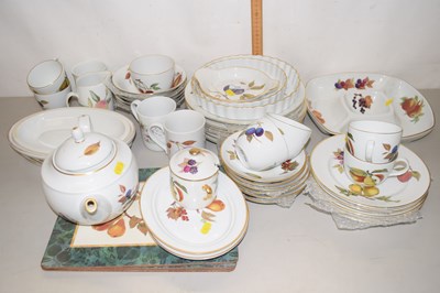 Lot 135 - A quantity of Royal Worcester Evesham pattern...