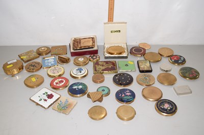 Lot 173 - Mixed Lot: Various powder compacts