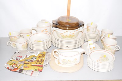 Lot 186 - A quantity of field flowers table wares