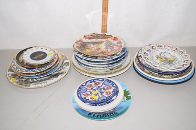 Lot 187 - A quantity of various decorative wall plates
