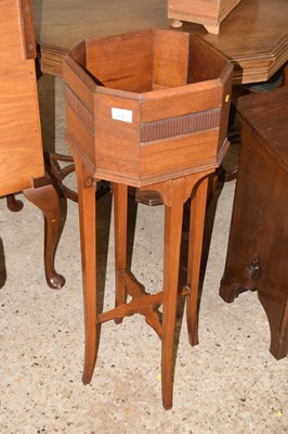 Lot 330 - An early 20th Century mahogany jardiniere stand