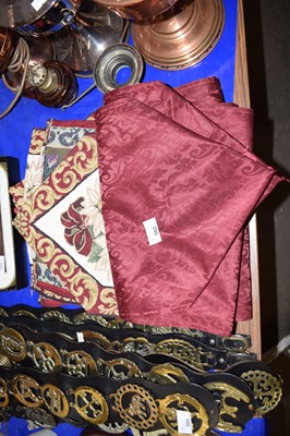 Lot 585 - Quantity of table mats and table runners