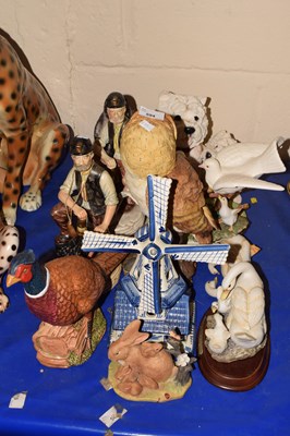 Lot 594 - Mixed figurines to include owls, pheasant,...