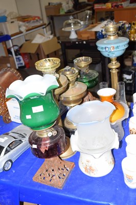 Lot 627 - Mixed Lot: Five various oil lamps with shades