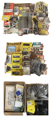 Lot 184 - A large collection of 00 gauge model railway...