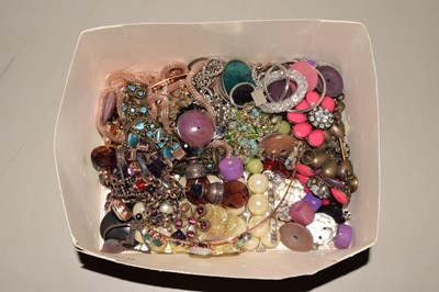 Lot 92 - Box of costume jewellery
