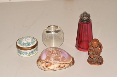 Lot 121 - Mixed Lot: Glass vester striker and other...