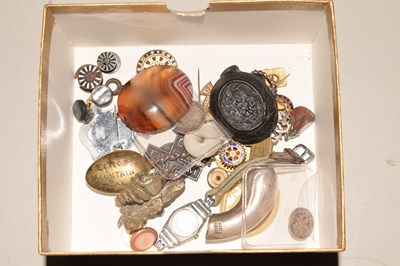 Lot 122 - Mixed Lot: Various items to include parasol...