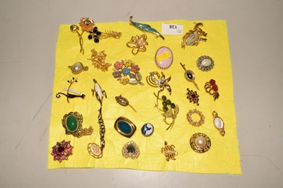 Lot 138 - Collection of various costume jewellery brooches