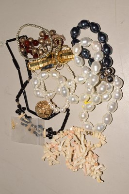 Lot 143 - Mixed Lot: Various costume jewellery,...