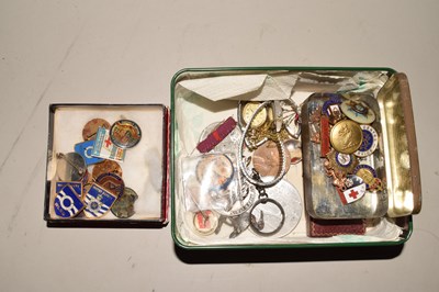 Lot 152 - Mixed Lot: Various pin badges, wristwatch,...