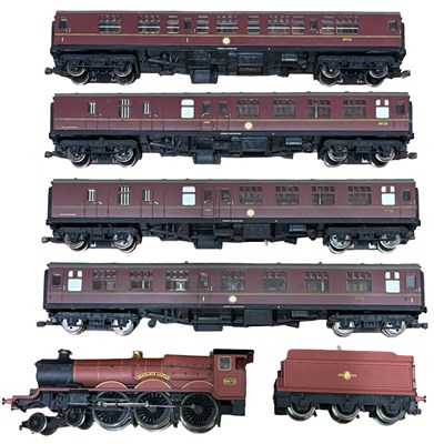 Lot 68 - A Hornby 00 gauge Hogwarts Express locomotive,...