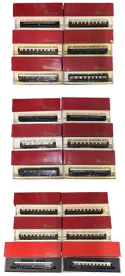 Lot 51 - A large collection of boxed Rivarossi H0 gauge...