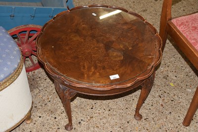 Lot 371 - A walnut veneered coffee table