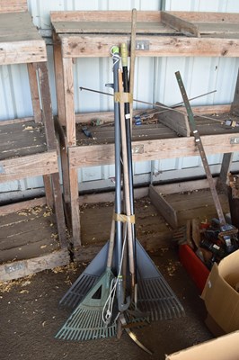 Lot 431 - Mixed Lot: Various garden tools