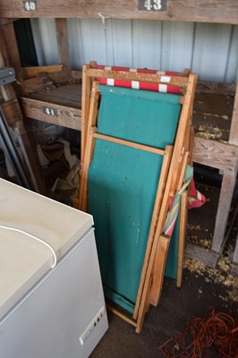 Lot 475 - A pair of deckchairs with stools