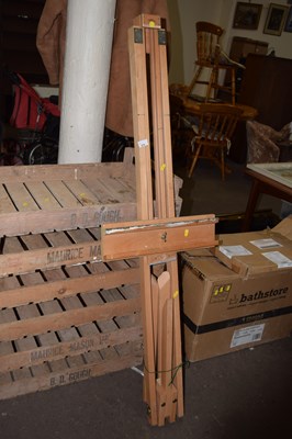 Lot 818 - An artists easel