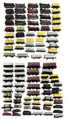 Lot 219 - A collection of various 00 gauge rolling stock,...
