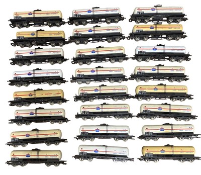 Lot 220 - A Large collection of Lima 00 gauge tankers