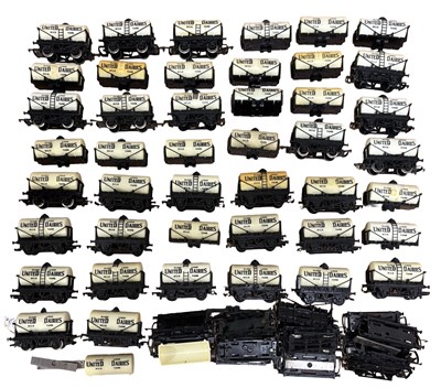 Lot 223 - A collection of various 00 gauge 'United...