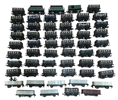 Lot 211 - A collection of various 00 gauge wagons